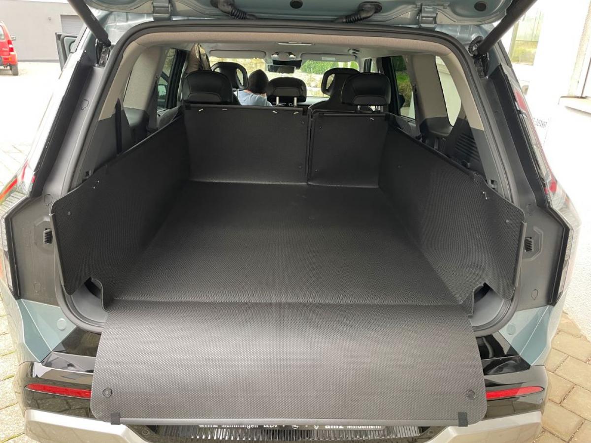 Kofferraumschutz KIA EV9 mit einem robusten Ladekanten- und Stoßstangenschutz. Kein Kratzer und keine Schäden mehr!